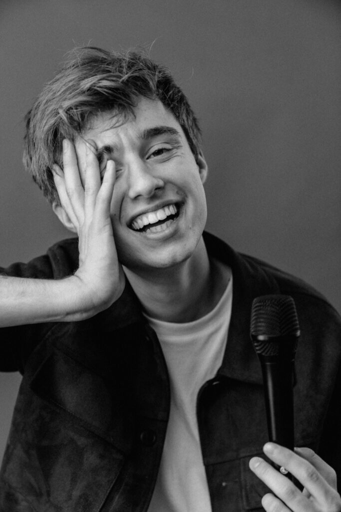 Hand_im_Gesicht_Lachen